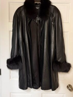 Henig Furs - Black Leather Coat with Fox Fur Collar & Cuff - Vintage
